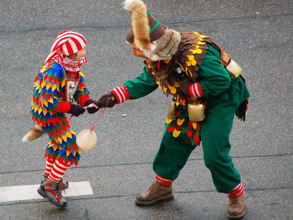 Ein Lenzkircher Dengele (rechts) und ein Gbele (Kinder der Neustdter Narrenzunft) in nrrischer Stimmung.