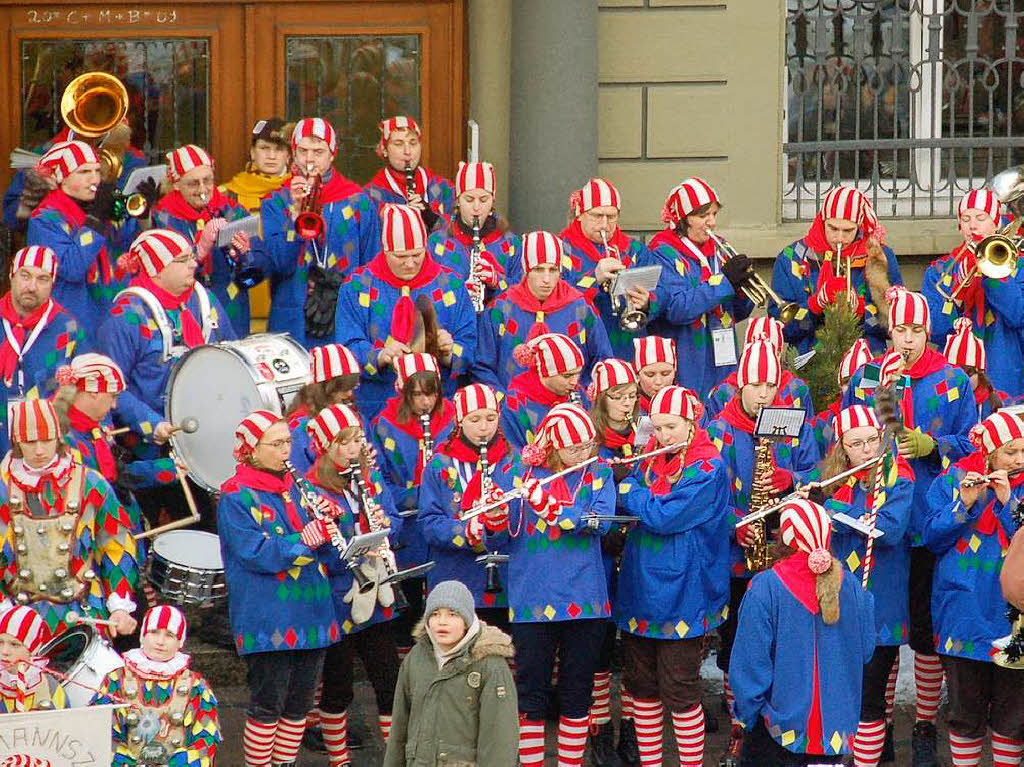 Auch der Fanfarenzug der Narrenzunft begleitet das Narrenbaumstellen musikalisch.