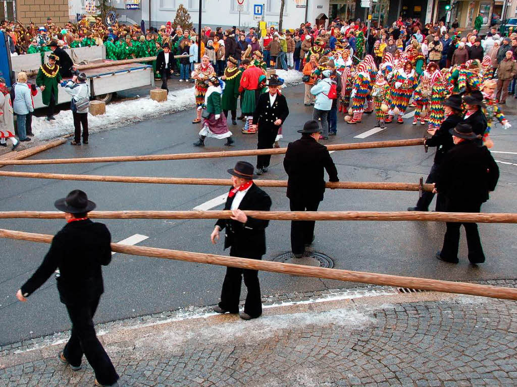 Stangenballett: Die Stangen, mit deren Hilfe der Narrenbaum aufgerichtet wurde, werden wieder zu einem Lastwagen gebracht.