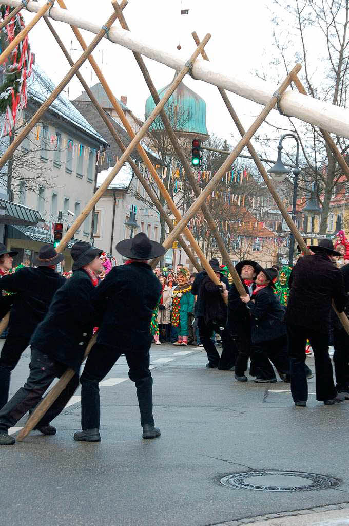 Hau ruck: Mit aller Kraft richten die Zimmermnner den 700 Kilogramm schweren Baum Schritt fr Schritt auf.