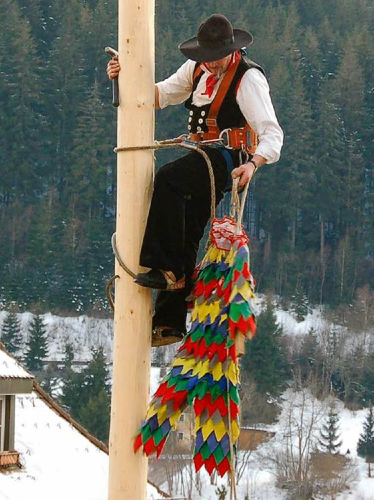 Werner Prller befestigt das Ggshs am Narrenbaum.