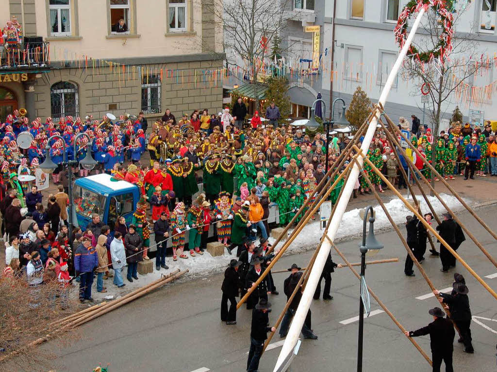 Ein groes Publikum, darunter viele Hstrger, verfolgen das Aufstellen des Narrenbaumes vor dem Neustdter Rathaus.