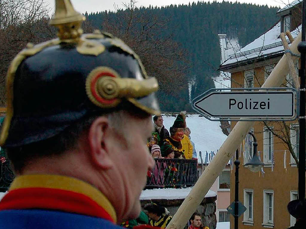 Die Lenzkircher Narrenbolizei achtet darauf, dass niemand den Zimmermnnern in die Quere kommt.