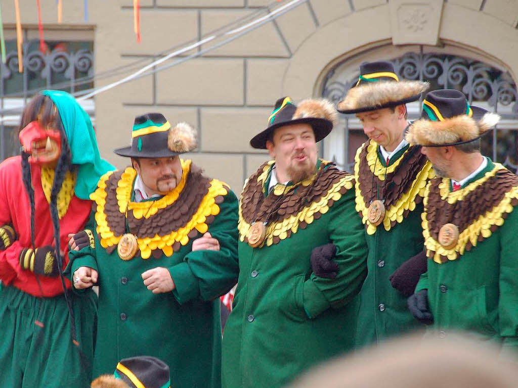 Auch der Lenzkircher Narrenrat und ein Mitglied der Lenzkircher Strohberghexen verfolgen das Stellen des Narrenbaumes.