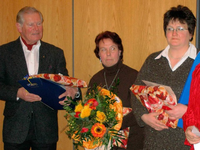 Auch die langjhrigen Blutspender Rolf...Luger und Natalie Hug wurden geehrt.   | Foto: Schmidt