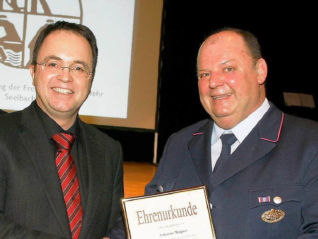 Johannes Wagner (rechts) ist von Brge... zum Ehrenkommandanten ernannt worden.  | Foto: Heidi Foessel