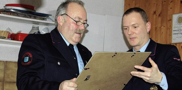 Der Langenauer Abteilungskommandant de... für seine 40-jährige Mitgliedschaft. | Foto: Hans-Jürgen Hege Der Langenauer Abteilungskommandant de... für seine 40-jährige Mitgliedschaft. | Foto: Hans-Jürgen Hege