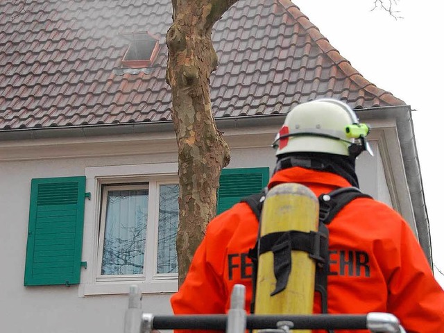 Rauch dringt aus der Dachluke, der Brand ist aber bereits gelscht.  | Foto: Hannes Lauber