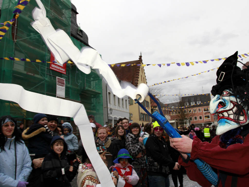 Eine bunte Schau war der Umzug in Lahr. Die verrcktesten Maskengesichter heizten den Zuschauern ordentlich ein.