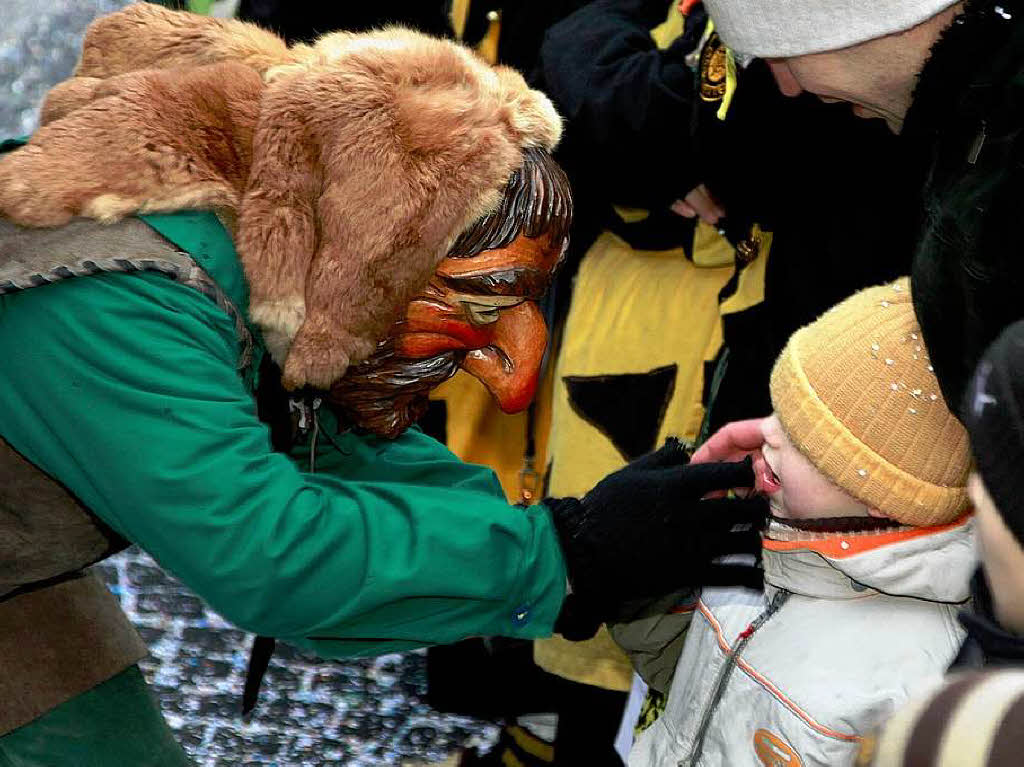 Eine bunte Schau war der Umzug in Lahr. Die verrcktesten Maskengesichter heizten den Zuschauern ordentlich ein.