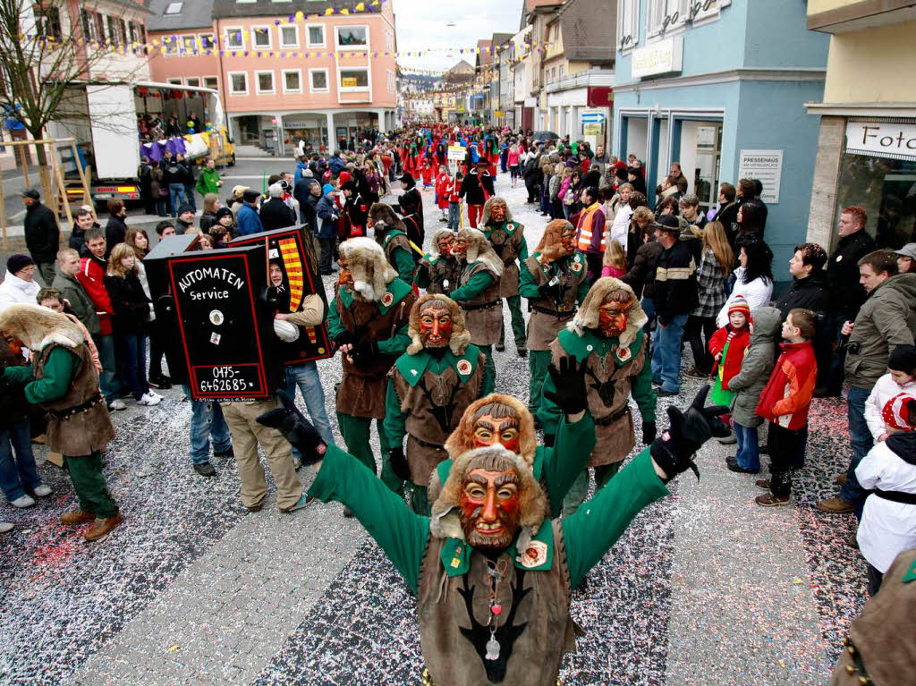 Eine bunte Schau war der Umzug in Lahr. Die verrcktesten Maskengesichter heizten den Zuschauern ordentlich ein.