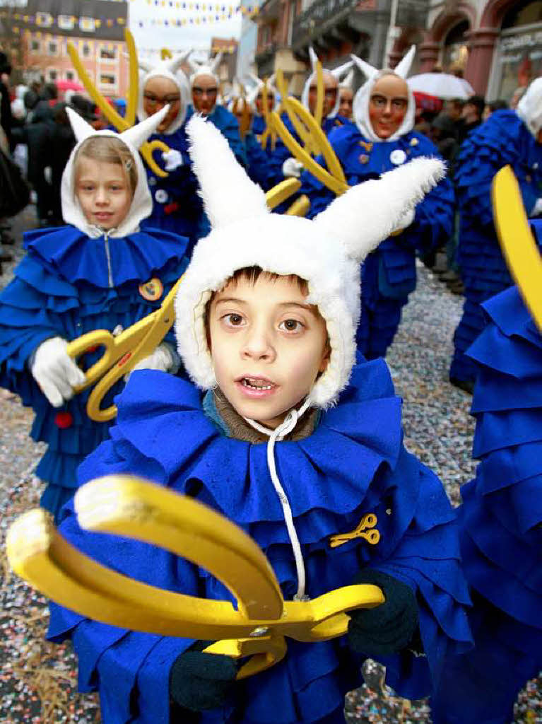 Eine bunte Schau war der Umzug in Lahr. Die verrcktesten Maskengesichter heizten den Zuschauern ordentlich ein.