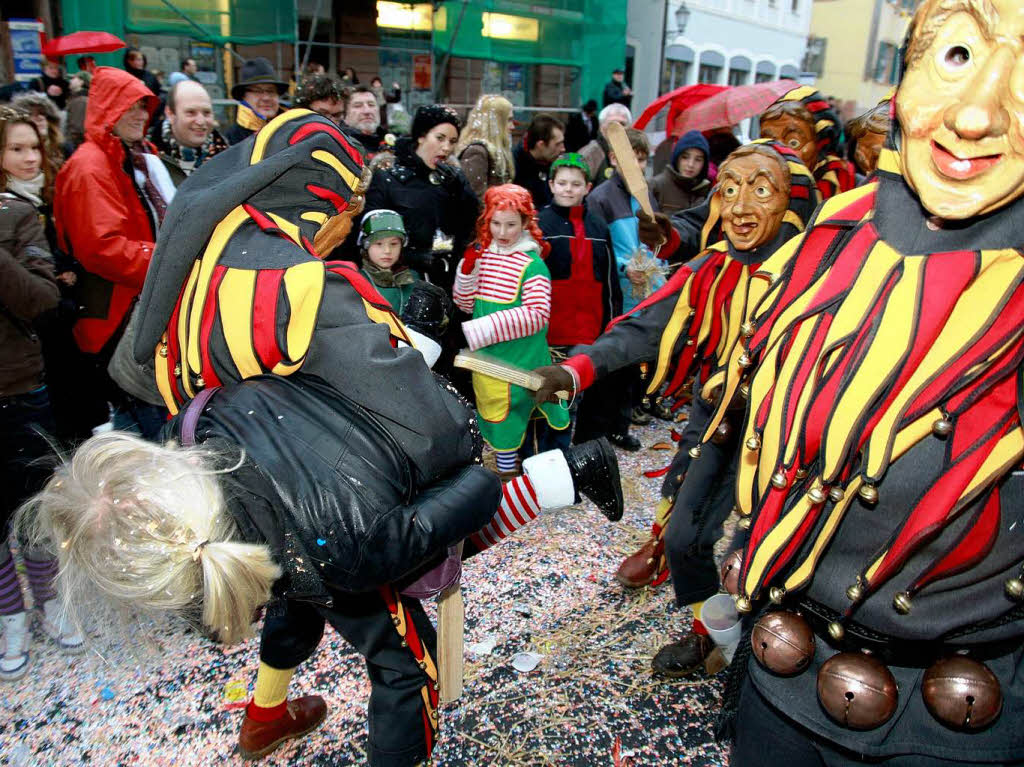 Eine bunte Schau war der Umzug in Lahr. Die verrcktesten Maskengesichter heizten den Zuschauern ordentlich ein.