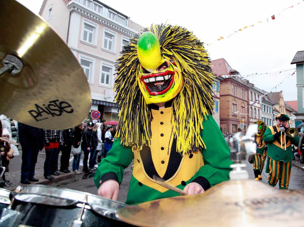 Eine bunte Schau war der Umzug in Lahr. Die verrcktesten Maskengesichter heizten den Zuschauern ordentlich ein.