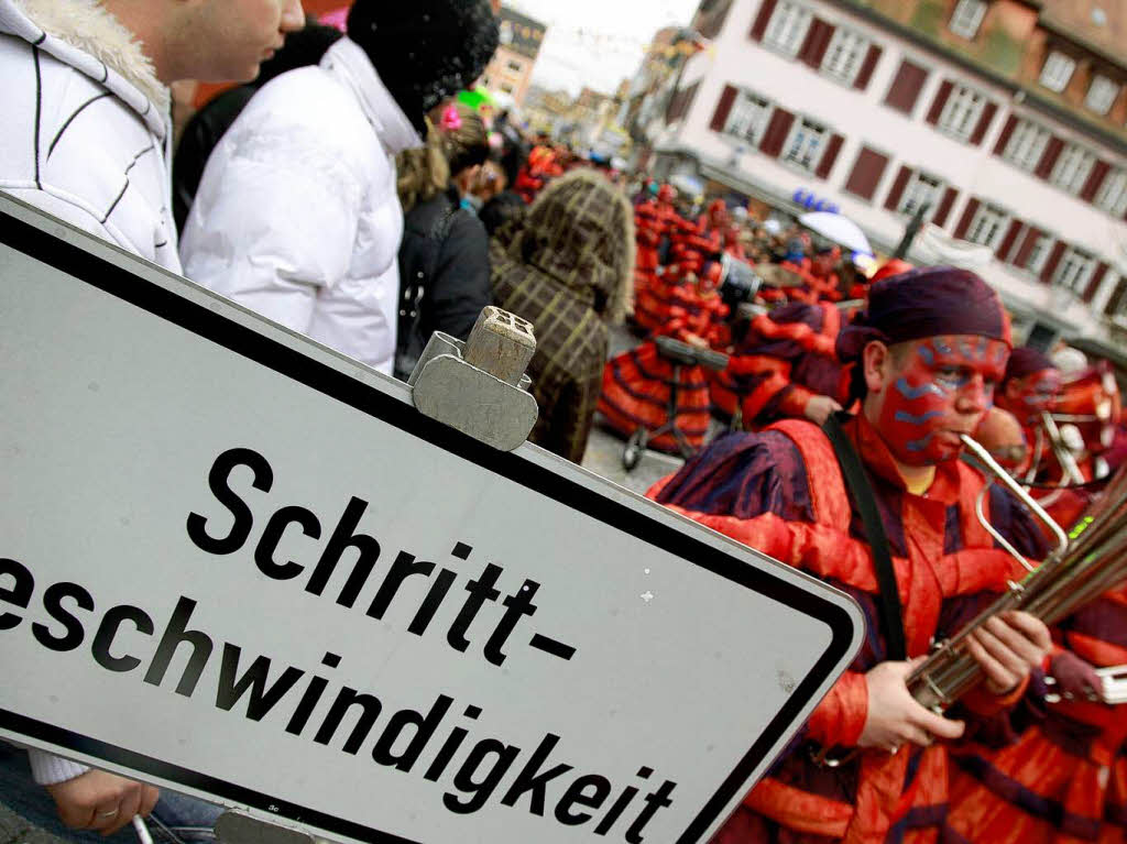 Eine bunte Schau war der Umzug in Lahr. Die verrcktesten Maskengesichter heizten den Zuschauern ordentlich ein.