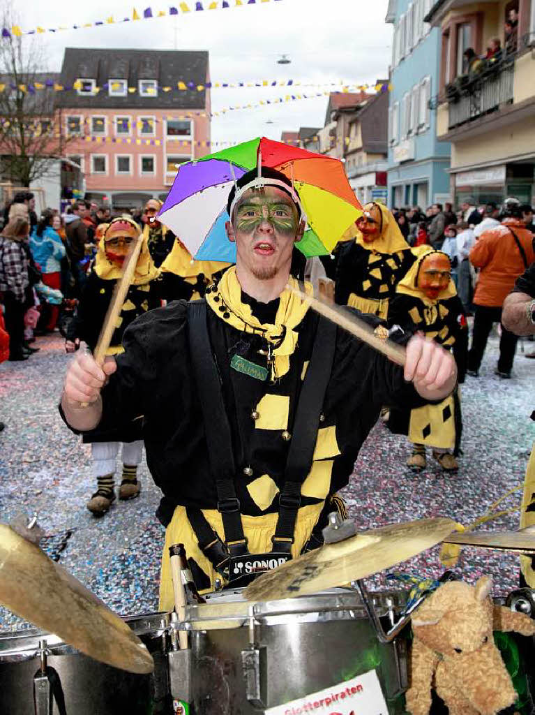 Eine bunte Schau war der Umzug in Lahr. Die verrcktesten Maskengesichter heizten den Zuschauern ordentlich ein.