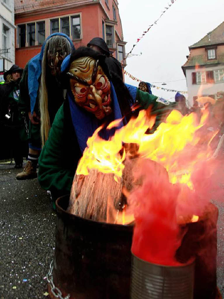 Eine bunte Schau war der Umzug in Lahr. Die verrcktesten Maskengesichter heizten den Zuschauern ordentlich ein.