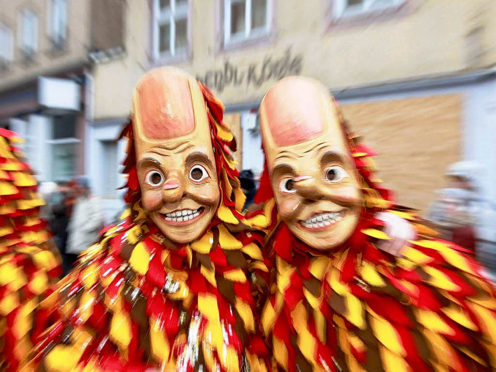 Eine bunte Schau war der Umzug in Lahr. Die verrcktesten Maskengesichter heizten den Zuschauern ordentlich ein.