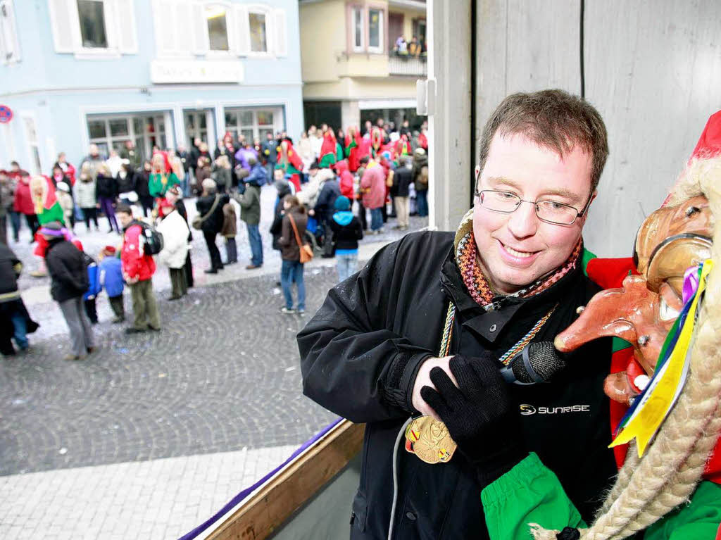 Eine bunte Schau war der Umzug in Lahr. Die verrcktesten Maskengesichter heizten den Zuschauern ordentlich ein.