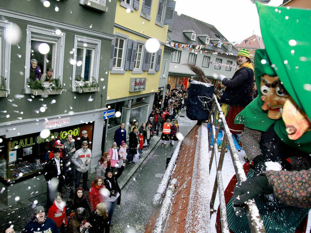 Eine bunte Schau war der Umzug in Lahr. Die verrcktesten Maskengesichter heizten den Zuschauern ordentlich ein.