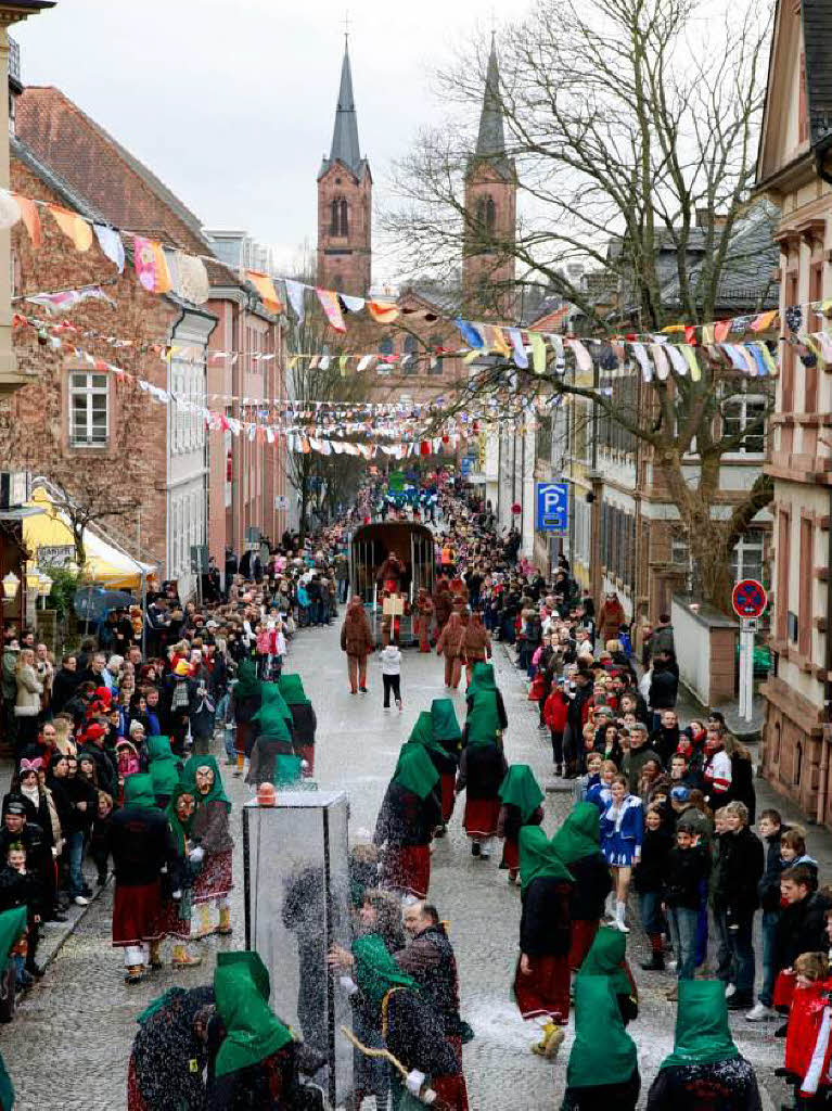 Eine bunte Schau war der Umzug in Lahr. Die verrcktesten Maskengesichter heizten den Zuschauern ordentlich ein.