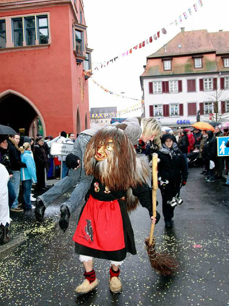 Eine bunte Schau war der Umzug in Lahr. Die verrcktesten Maskengesichter heizten den Zuschauern ordentlich ein.