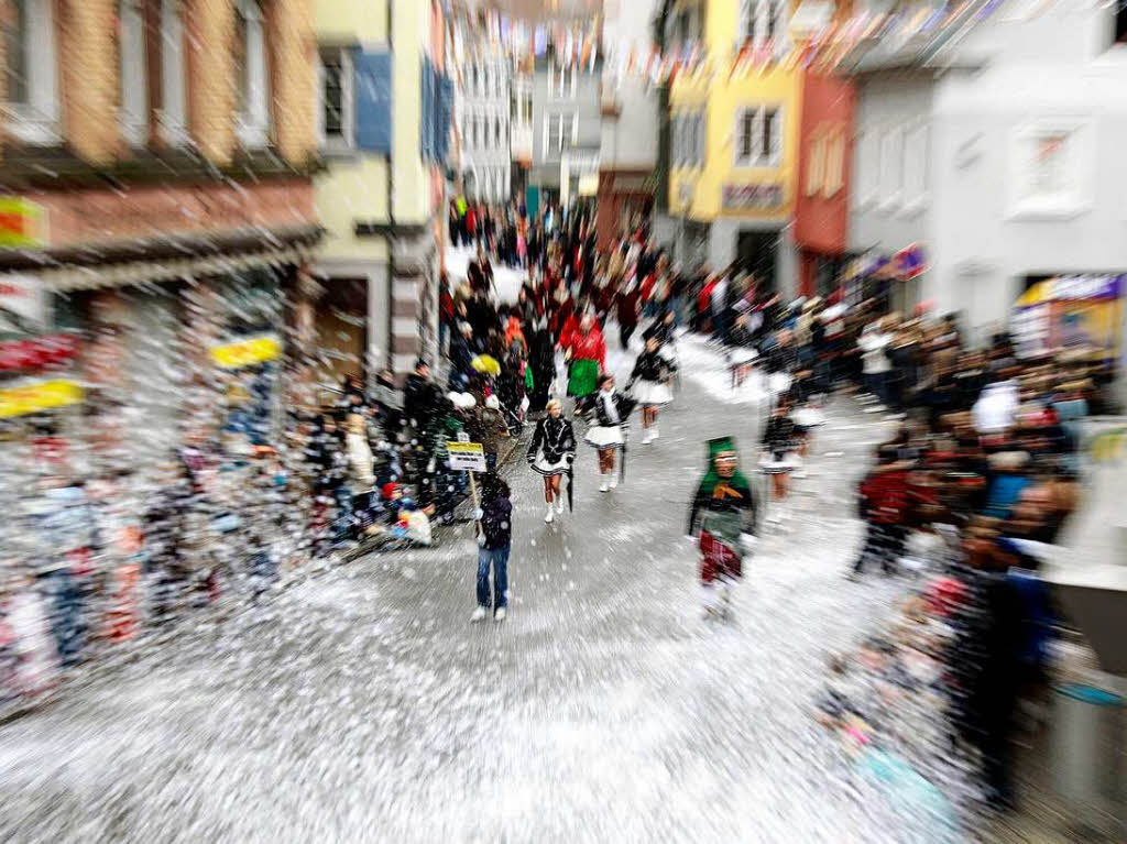 Eine bunte Schau war der Umzug in Lahr. Die verrcktesten Maskengesichter heizten den Zuschauern ordentlich ein.