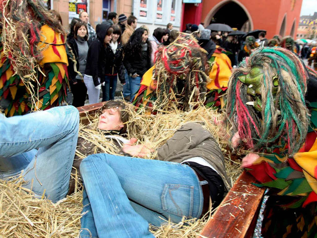 Eine bunte Schau war der Umzug in Lahr. Die verrcktesten Maskengesichter heizten den Zuschauern ordentlich ein.