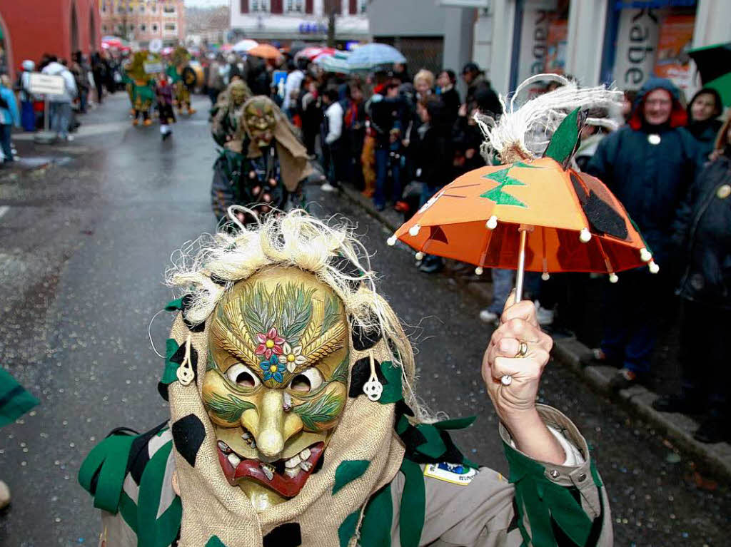 Eine bunte Schau war der Umzug in Lahr. Die verrcktesten Maskengesichter heizten den Zuschauern ordentlich ein.