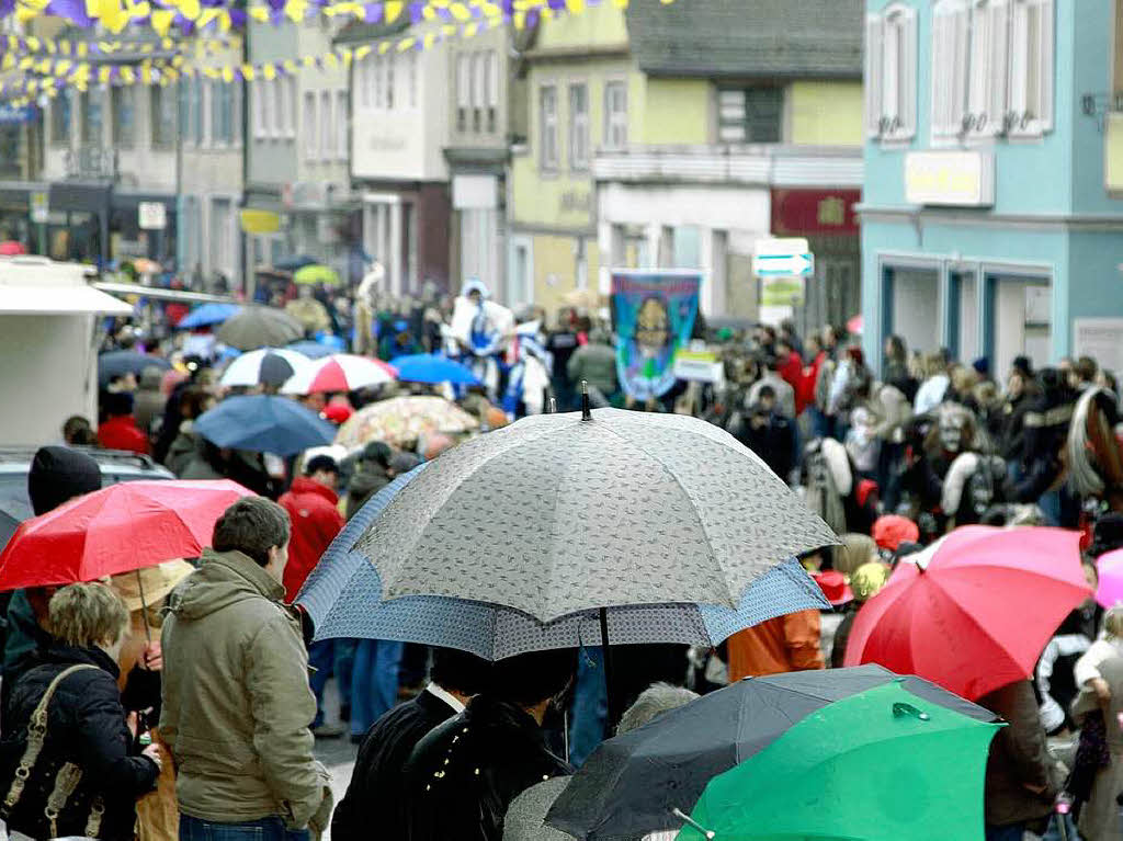 Eine bunte Schau war der Umzug in Lahr. Die verrcktesten Maskengesichter heizten den Zuschauern ordentlich ein.