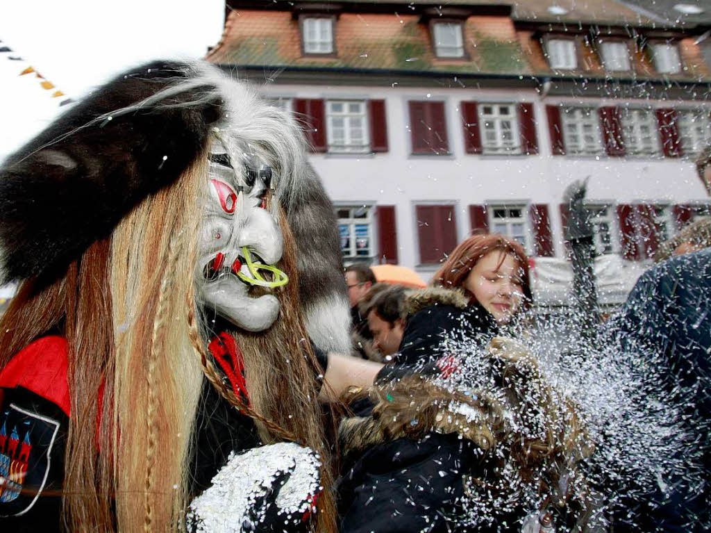 Eine bunte Schau war der Umzug in Lahr. Die verrcktesten Maskengesichter heizten den Zuschauern ordentlich ein.