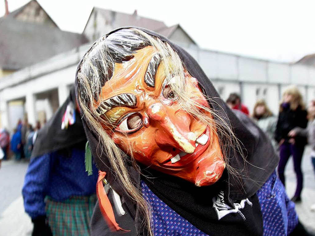 Eine bunte Schau war der Umzug in Lahr. Die verrcktesten Maskengesichter heizten den Zuschauern ordentlich ein.