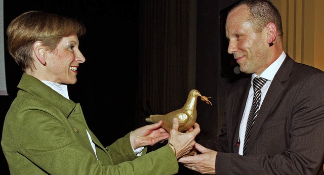 Marion Dammann berreicht dem Meeraner Amtskollegen Ungerer die goldene Taube.  | Foto: Khler