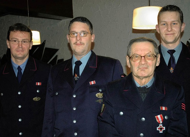 Fr langjhrigen aktiven Dienst in der...nks Abteilungskommandant Rolf Albiez.   | Foto: Brigitte Chymo