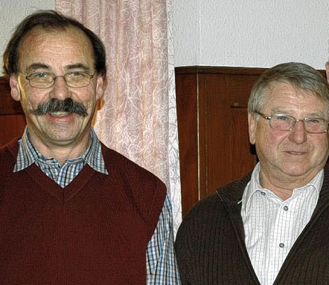 Neuer Wanderfhrer: Vorsitzender  Erwin Huber mit Edgar Malzacher (rechts)   | Foto: BRIGITTE CHYMO