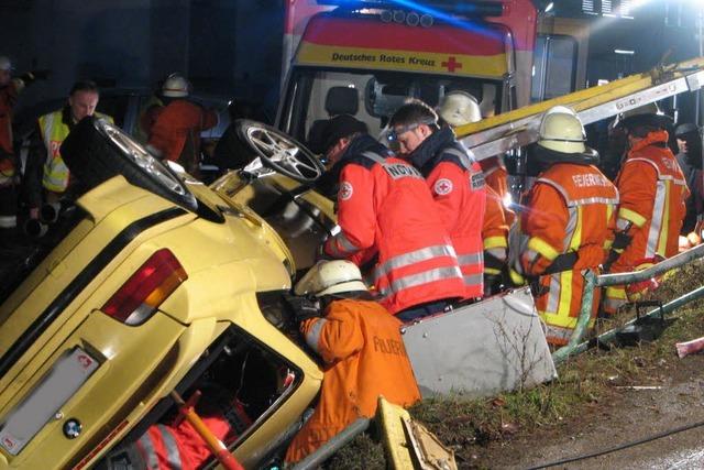 Schwerer Unfall – Rohr bohrt sich in Fahrer