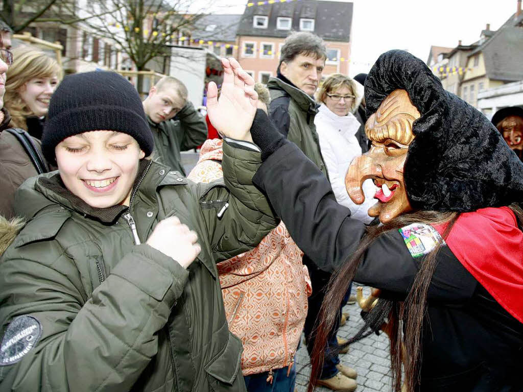 Eine bunte Schau war der Umzug in Lahr. Die verrcktesten Maskengesichter heizten den Zuschauern ordentlich ein.