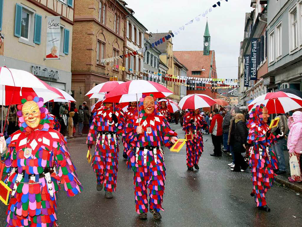 Eine bunte Schau war der Umzug in Lahr. Die verrcktesten Maskengesichter heizten den Zuschauern ordentlich ein.