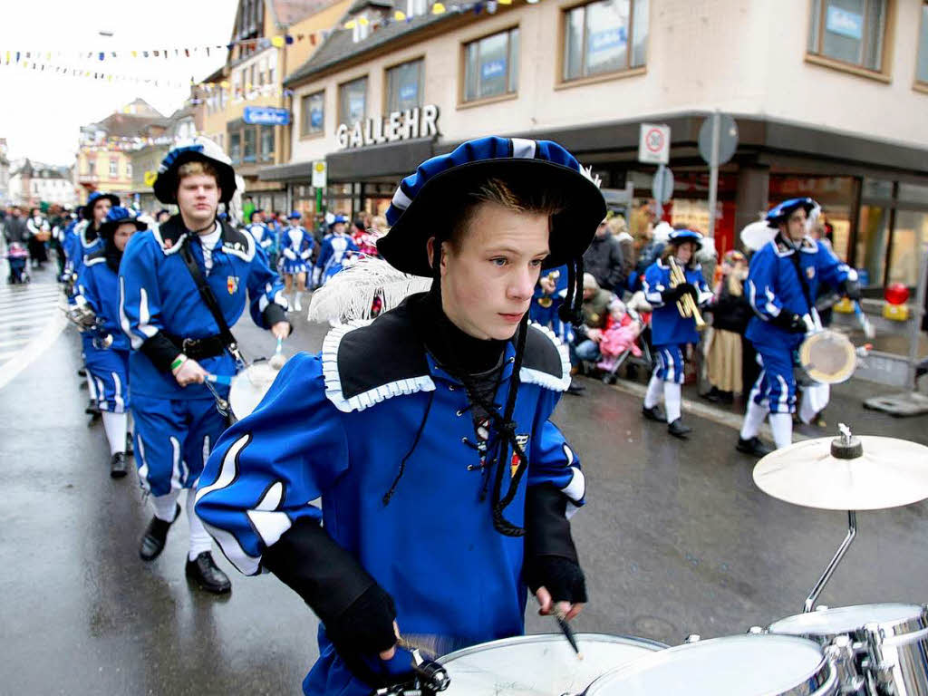 Eine bunte Schau war der Umzug in Lahr. Die verrcktesten Maskengesichter heizten den Zuschauern ordentlich ein.