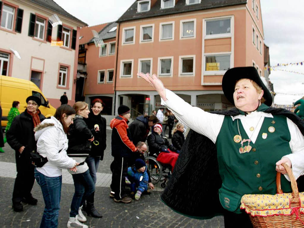 Eine bunte Schau war der Umzug in Lahr. Die verrcktesten Maskengesichter heizten den Zuschauern ordentlich ein.