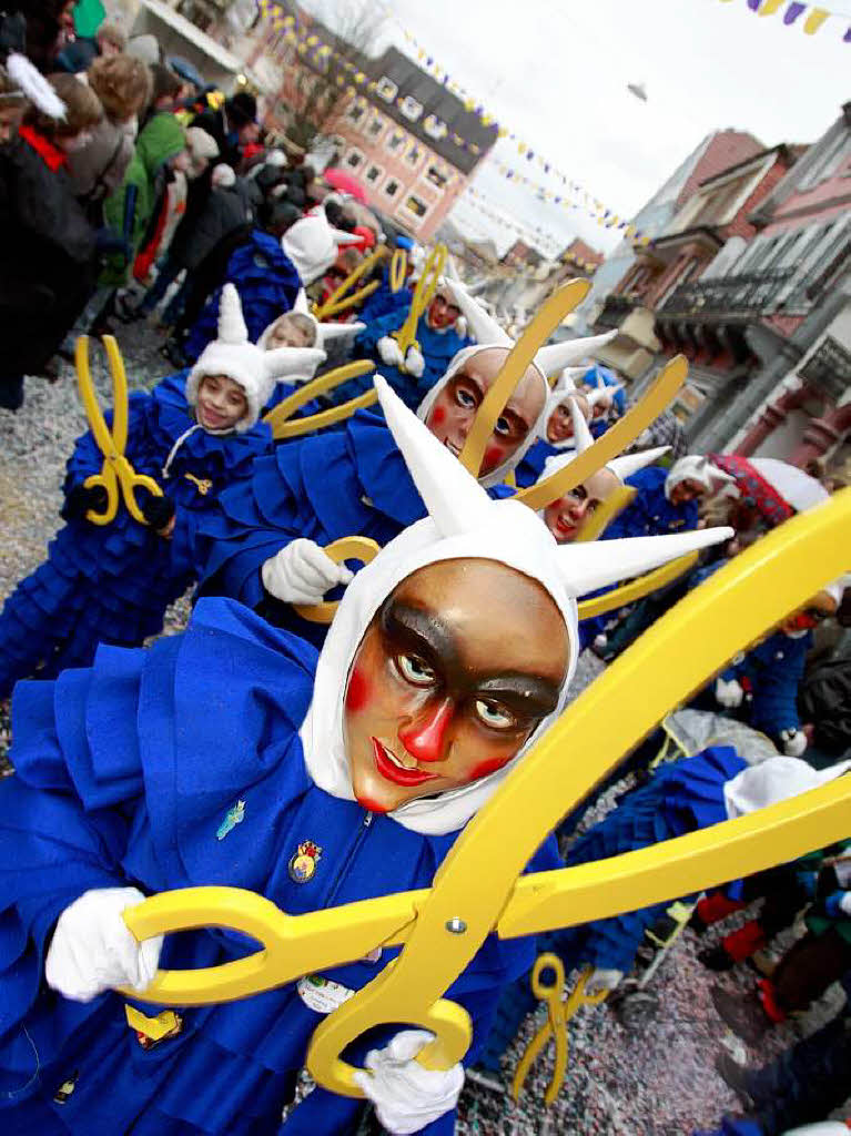 Eine bunte Schau war der Umzug in Lahr. Die verrcktesten Maskengesichter heizten den Zuschauern ordentlich ein.