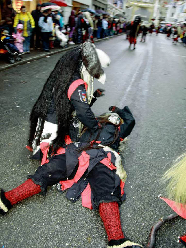 Eine bunte Schau war der Umzug in Lahr. Die verrcktesten Maskengesichter heizten den Zuschauern ordentlich ein.