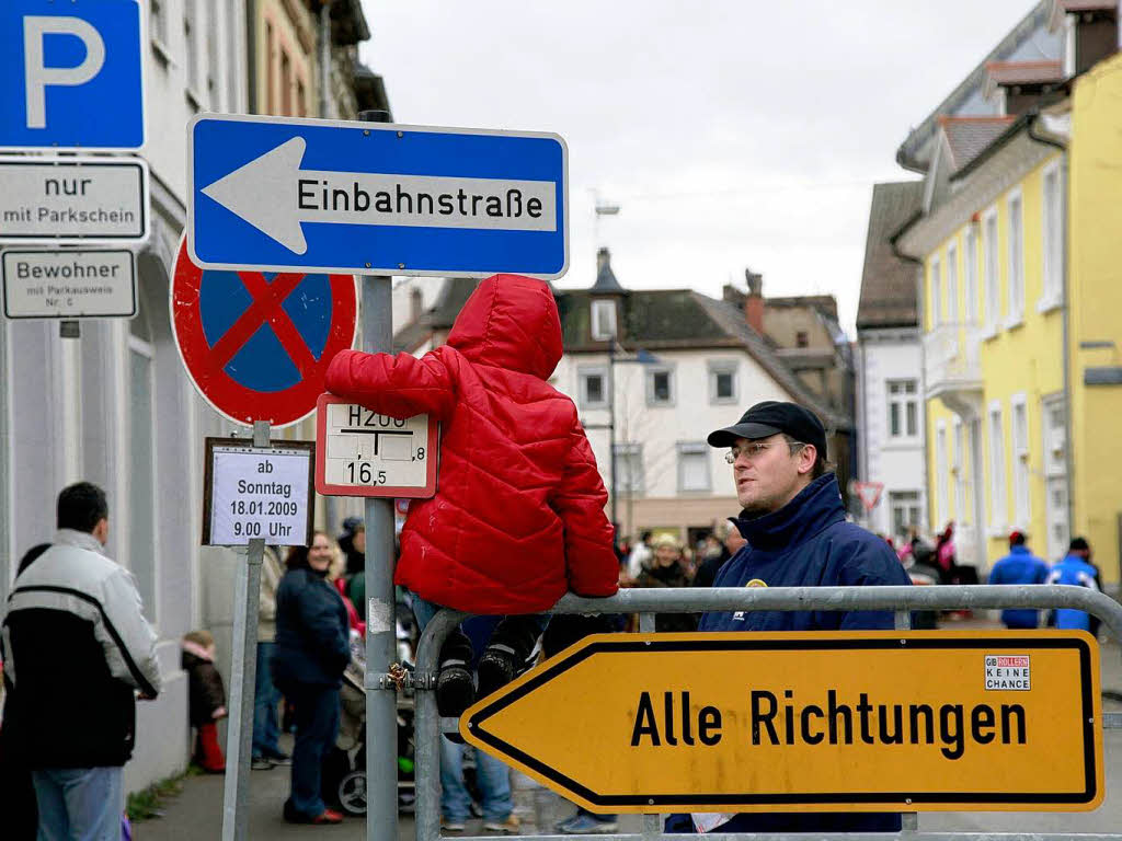 Eine bunte Schau war der Umzug in Lahr. Die verrcktesten Maskengesichter heizten den Zuschauern ordentlich ein.