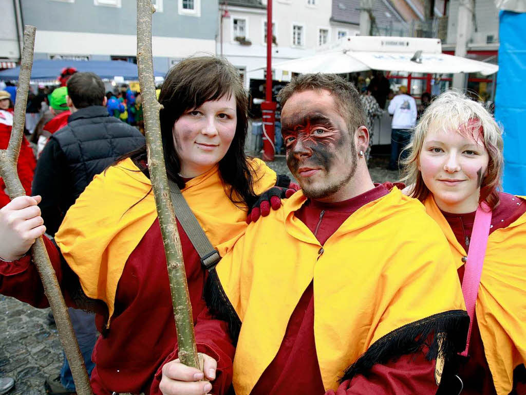 Eine bunte Schau war der Umzug in Lahr. Die verrcktesten Maskengesichter heizten den Zuschauern ordentlich ein.