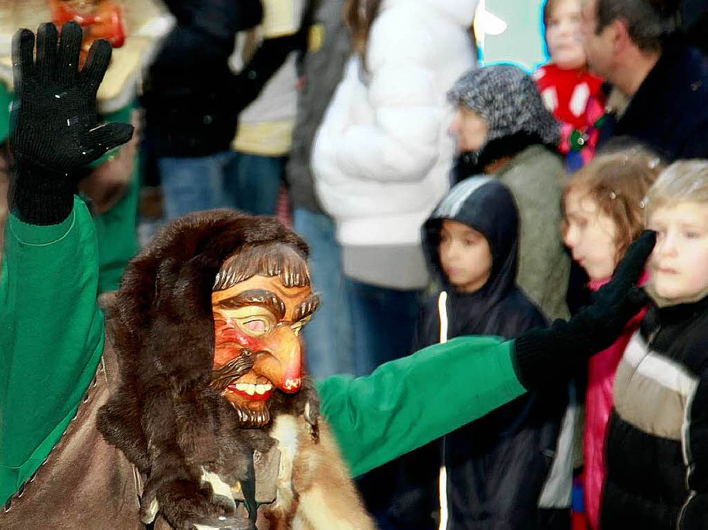 Eine bunte Schau war der Umzug in Lahr. Die verrcktesten Maskengesichter heizten den Zuschauern ordentlich ein.