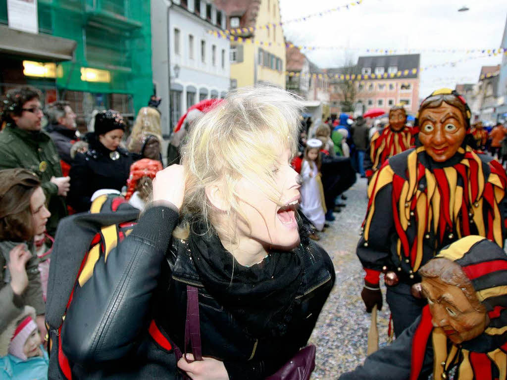 Eine bunte Schau war der Umzug in Lahr. Die verrcktesten Maskengesichter heizten den Zuschauern ordentlich ein.