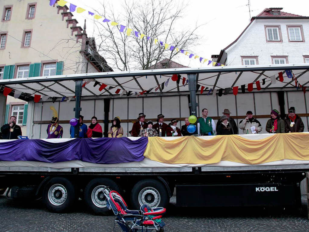 Eine bunte Schau war der Umzug in Lahr. Die verrcktesten Maskengesichter heizten den Zuschauern ordentlich ein.