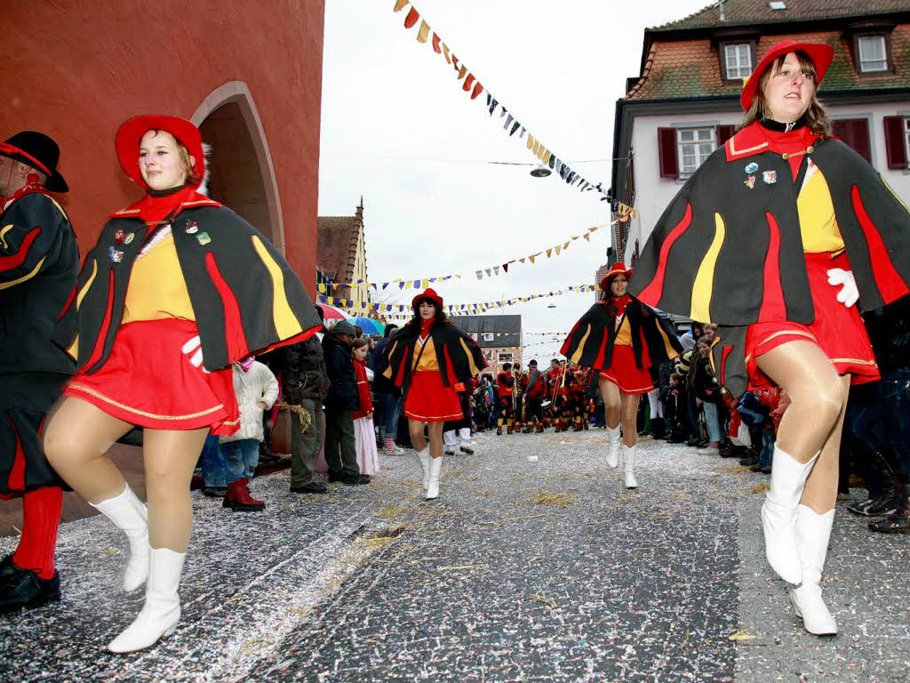 Eine bunte Schau war der Umzug in Lahr. Die verrcktesten Maskengesichter heizten den Zuschauern ordentlich ein.