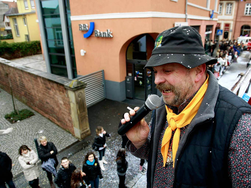 Eine bunte Schau war der Umzug in Lahr. Die verrcktesten Maskengesichter heizten den Zuschauern ordentlich ein.