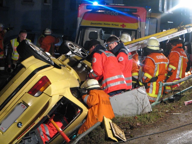 Die Schwrstadter Feuerwehr mussten den schwerverletzten Autofahrer bergen.  | Foto: -
